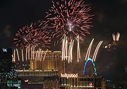 New Years Eve 2019 in Las Vegas: Blick auf das Feuerwerk von der Skyfall Lounge auf dem Dach des Delano (©Foto: David Becker/Las Vegas News Bureau)